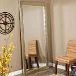 miroir dans le couloir contre le mur