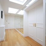 miroir dans le couloir dans le mur