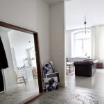 grand miroir dans le couloir