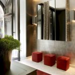 miroir dans le couloir sur le mur