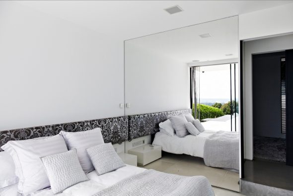 grand miroir dans la chambre