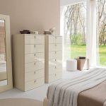 miroir dans le minimalisme de la chambre