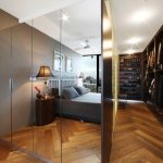 miroir dans la chambre sur le placard