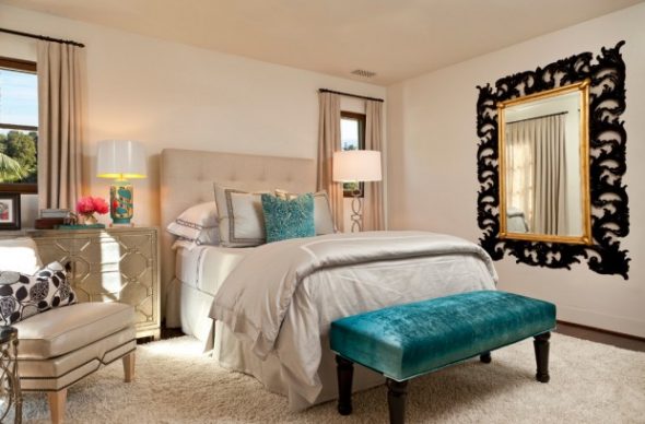 miroir mural dans la chambre