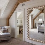 le miroir dans la chambre est rectangulaire