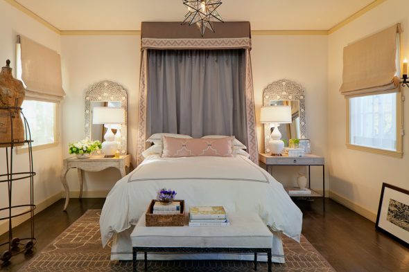 arrangement de miroir dans la chambre