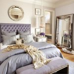 miroir dans la chambre près du mur