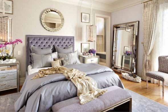 miroir dans la chambre près du mur