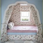 Auvent sur le lit