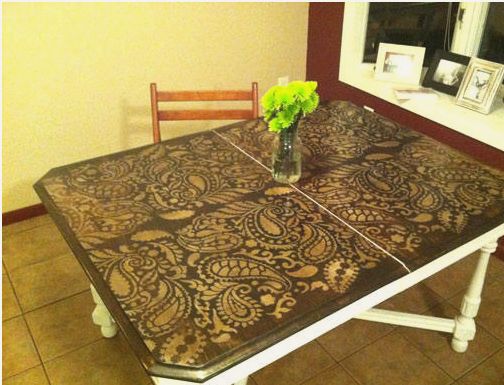 Table blanche avec un chiffon sur le dessus