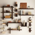 Un grand nombre de petites étagères en bois sur le mur