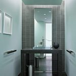 Grand miroir de sol de salle de bains