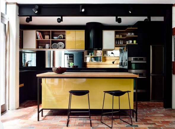 Design de cuisine noir et jaune