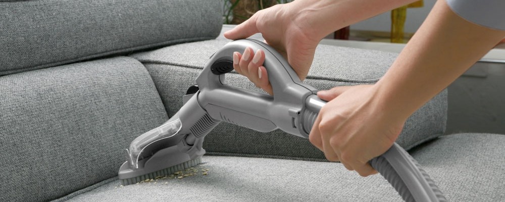 Nettoyage du canapé avec un aspirateur