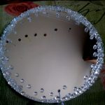 Miroir rond avec des pierres