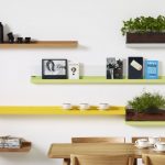 Étagères en bois sur le mur