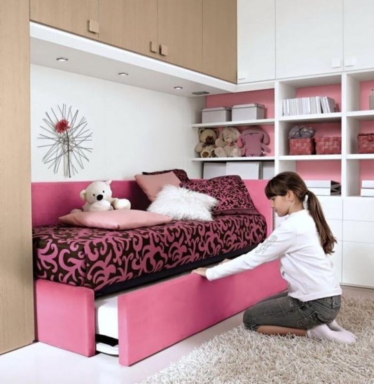 Canapé dans une chambre d'enfant pour la fille