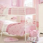Letto a castello per ragazze nella stanza rosa