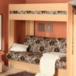 Lits superposés avec un canapé dans la chambre d'enfant - salon et chambre à coucher ensemble