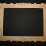 Apprêt du cadre avec de la peinture acrylique blanche à base d'eau