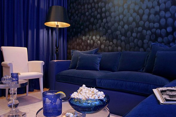 Un excès de bleu foncé à l'intérieur crée une association avec le cinéma.