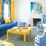 Couleurs vives à l'intérieur du salon