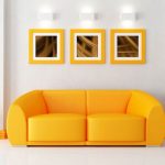 Canapé jaune vif à l'intérieur