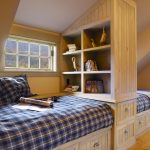 Boites sous le lit dans la chambre