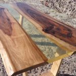 Table basse exclusive (table) en noyer et résine époxy