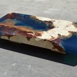 Table basse dans le style de l'océan de pierre et de résine