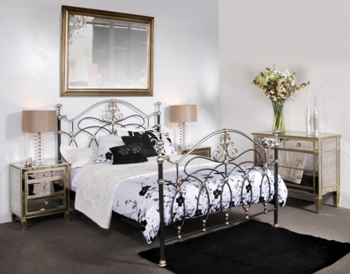 Lits forgés à l'intérieur de la chambre