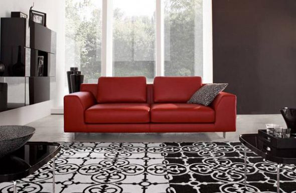 Canapé rouge à l'intérieur
