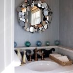 Idée créative - le cadre est bordé de petits miroirs ronds