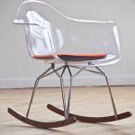 chaise berçante transparente