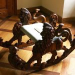 fauteuil à bascule sculpté