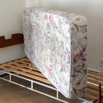 Lit avec matelas orthopédique photo