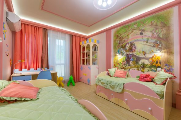 Cama con cajones en la guardería.