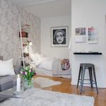 Le lit est confortablement situé dans une niche spacieuse.