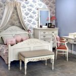 Lit de style provençal à l'intérieur de la chambre
