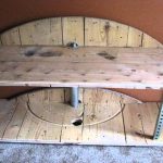 Le monde de l'artisanat et des meubles en bois faits maison pour la télévision