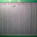 Installation entre les carreaux de la salle de bain