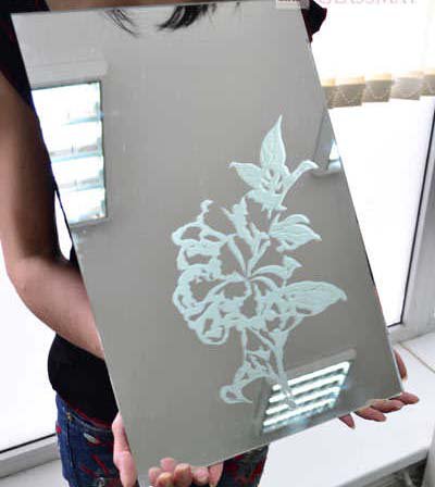 Montage du miroir installé dans la porte de l'armoire