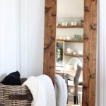 Miroir de sol dans un cadre en bois fabriqué par soi-même