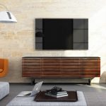 Malgré le fait que de nombreux modèles de téléviseurs modernes sont fixés au mur
