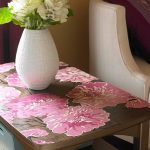 Un morceau de beau papier peint couvrira la vie de table battue