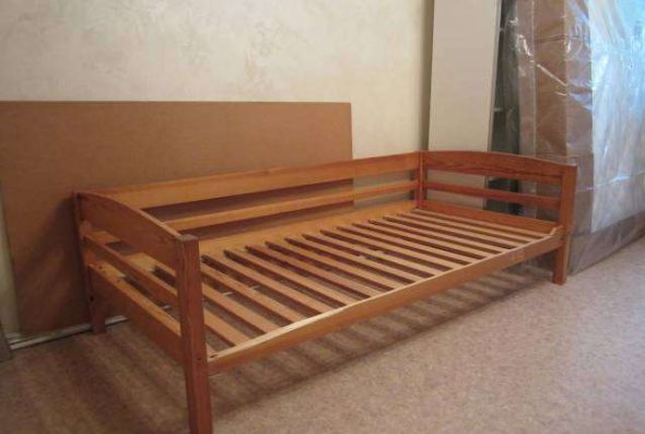 Lit simple en pin massif