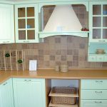 armoire de coin dans la cuisine turquoise