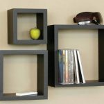 Des étagères sur le mur - un excellent moyen pour l'intérieur