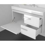 Lavabo dans la salle de bain avec meuble