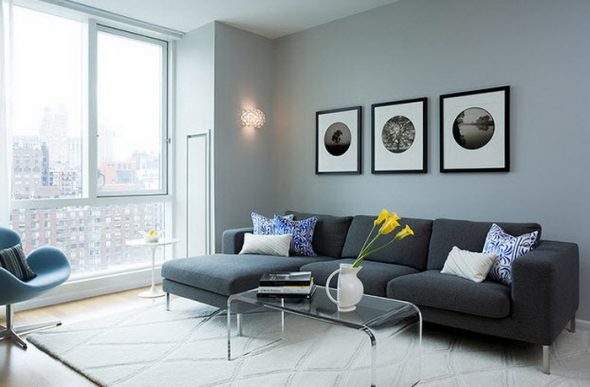Canapé gris à l'intérieur